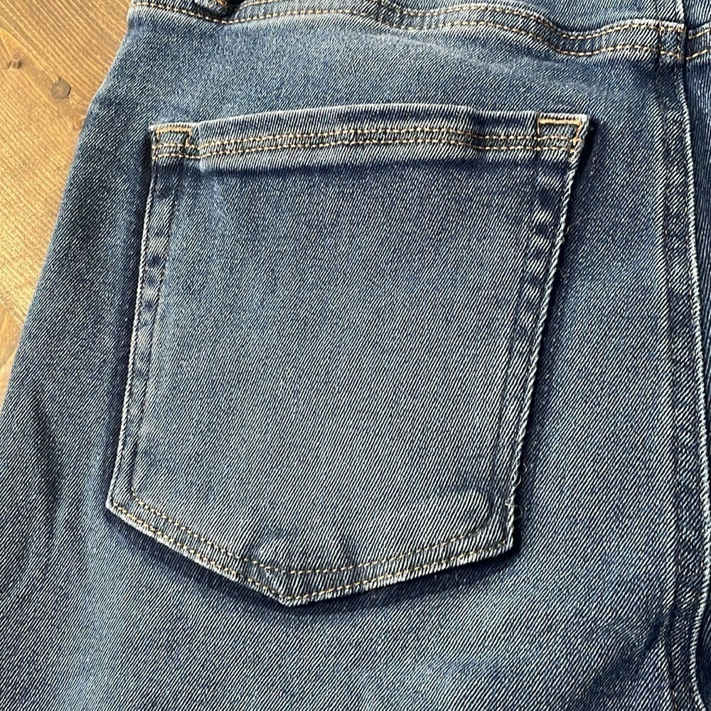 GOOD AMERICAN Good Waist Crop Jeans - Picture 10 of 16